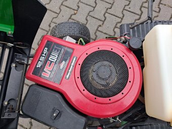 ZAHRADNI TRAKTOR JOHN DEERE - 5