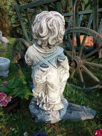Zahradní dekorace - Chlapeček s košem - 5