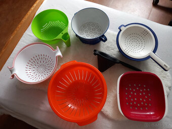 Kuchyňské cedníky 7 ks - různé ceny, i Tupperware - 5