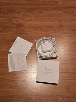Apple AirPods 2 s nabíjecím pouzdrem - 5