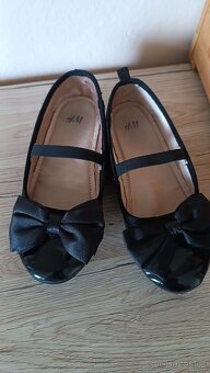 Černé lesklé balerínky s mašlí H&M - 5