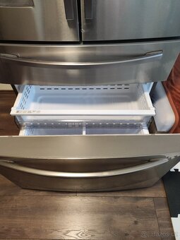 Americká lednice, dětské kolo, myčka nádobí a jídelní stůl. - 5