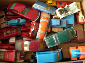 Krabice plná autíček. - 5