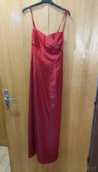 Dlouhé plesové šaty. - 5