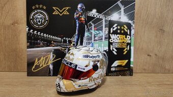 Max Verstappen - Majstrovská helma + podpis karta 1:4 - 5