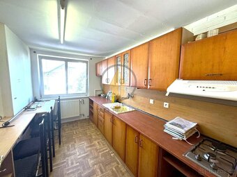 Prodej prostorného domu se zahradou, garáží a dílnou v okraj - 5