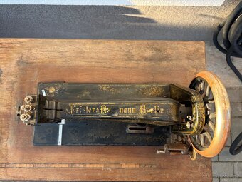Historický šicí stroj Frister & Rossmann – kompletní - 5