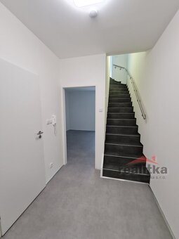 Pronájem mezonetového bytu 2+kk, 44 m2, Náměstí Osvoboditelů - 5