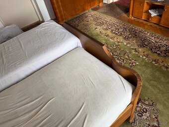 Starožitný masivní nábytek - skříně a postel - 5