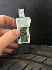 Letní pneumatiky Pirelli a Barum 235/45 R18 - cca 5 mm - 5