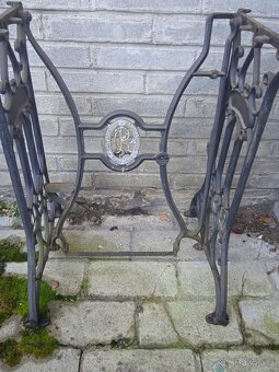 Litinové podstavce ze šicích strojů - 5