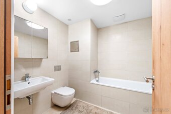 2+kk  Praha 3  + parking - 5