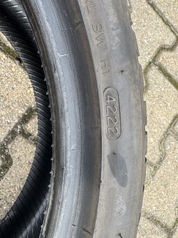 Pěkné zimní pneu Hankook 225/40R18 92V, rok 2022 - 5