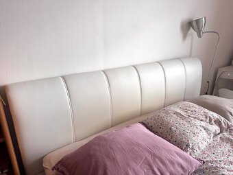 Kožená postel s roštem a matrací, dřevěné nohy - 5