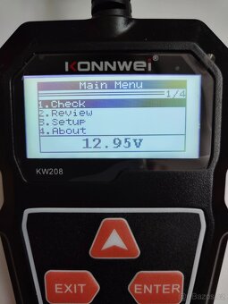 Tester autobaterie KONNWEI KW208. Systémové napětí 12 voltů - 5