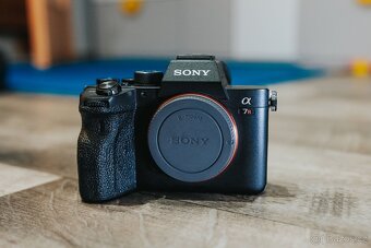 Sony a7RIV - kompletní balení - 5