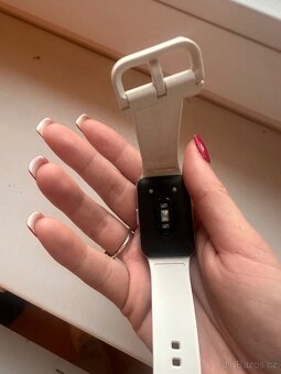 Chytrý náramek Samsung Galaxy fit 3 střilbrno bílý - 5