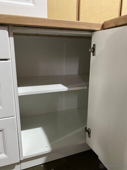 Moderní kuchyňská linka bez spotřebiči - 5