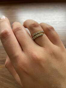 Zlatý dámský prsten se zirkony - 5