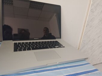 Macbook a malá tv Sencor - 5