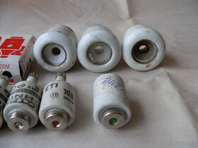 Keramické pojistky, různé hodnoty 6A - 25A celkem 10ks + 2ks - 5