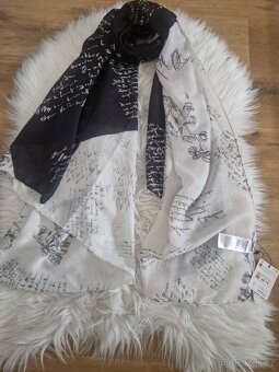 Desigual nový značkový šátek Signature černo bílý - 5