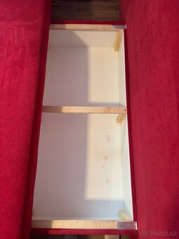 Červená rozkládací pohovka - 5