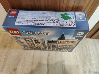 LEGO® Creator Expert 10255 Shromáždění na náměstí - 5