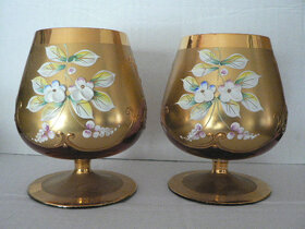 Talíře, smalt. zl. sklo, 6 krajkových šálků, maska, karafa - 5