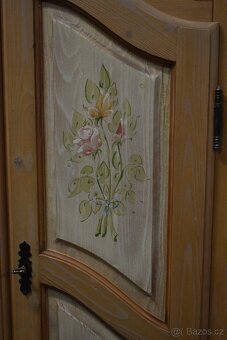 Šatní skříň zdobená - 5