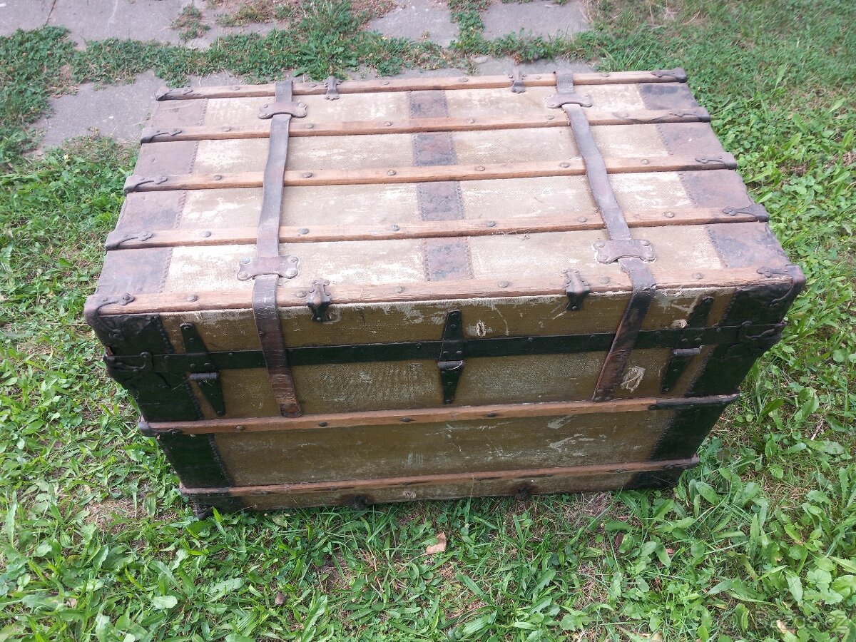 Starý kufr, dřevěná bedna. - 6
