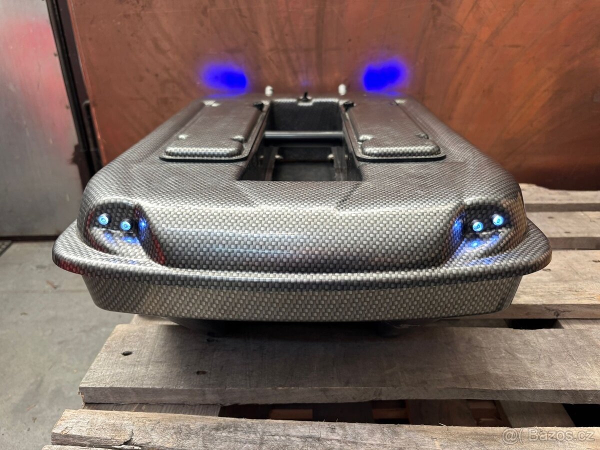 Zavážecí loďka Carp Madness - 6