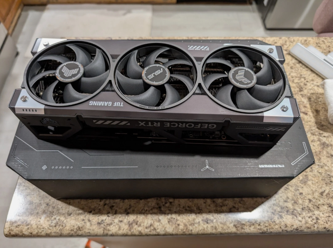 ASUS TUF Gaming GeForce RTX 5080 16GB GDDR7 OC Edition - 6