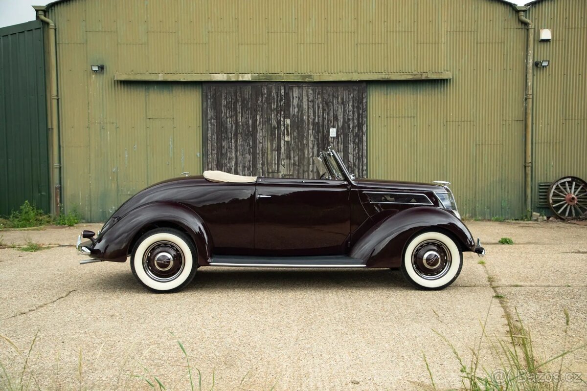 Ford V8 Roadster Deluxe - 6