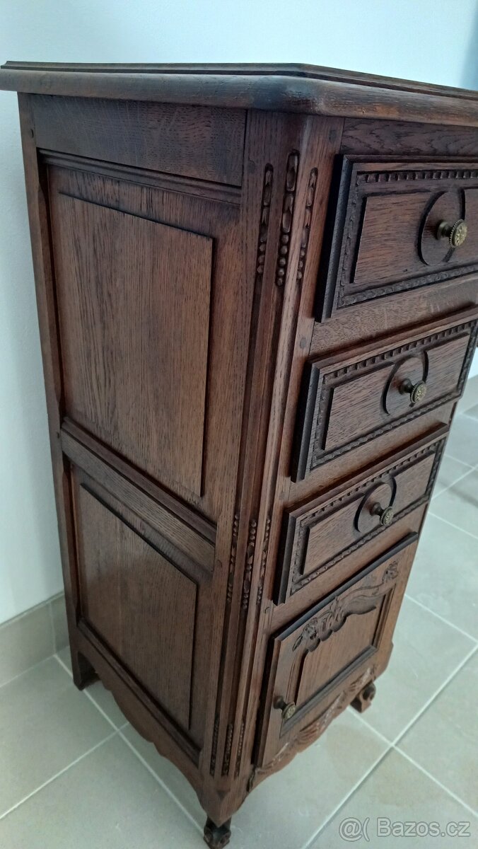 Noční stolek vyřezávaný - 6