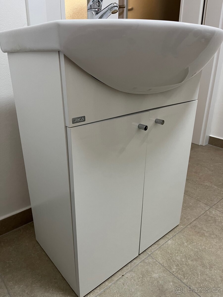 Koupelnová skříňka s baterií - 6