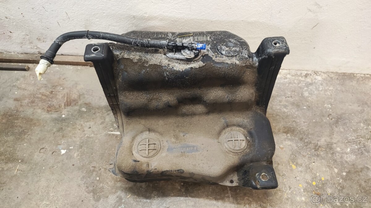 Nádrž na adblue na Škoda Superb 3, VW passat - 6