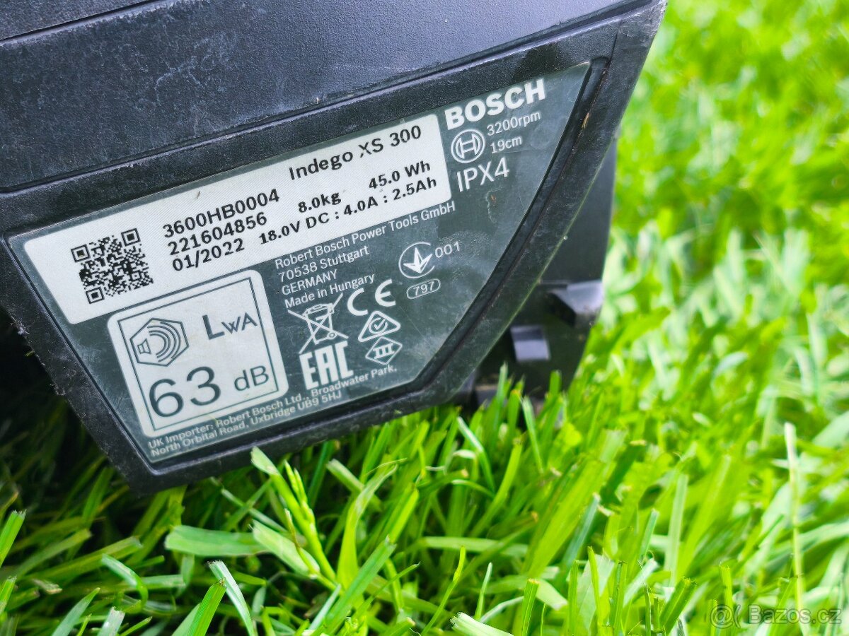 BOSCH Robotická sekačka Indego XS 300 - 6