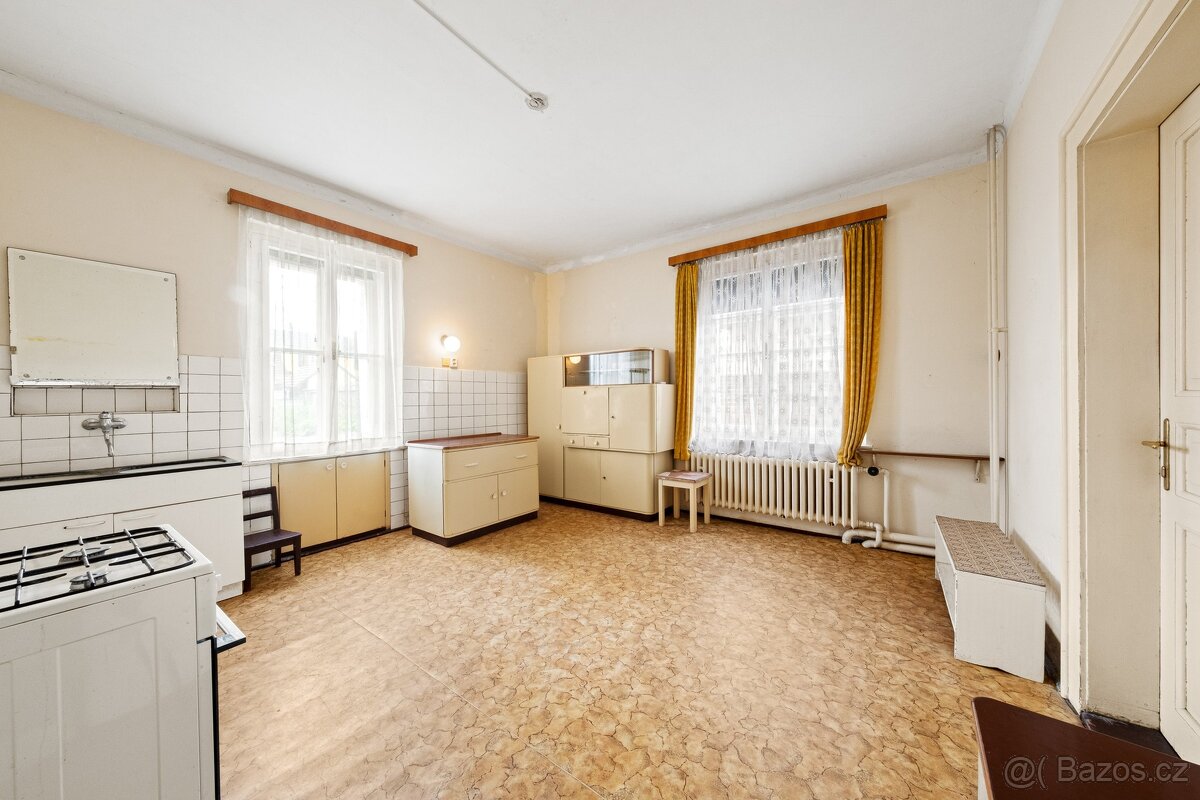 RODINNÝ DŮM 4+1 SE ZAHRADOU VE VELVARECH, ev.č. 00393 - 6