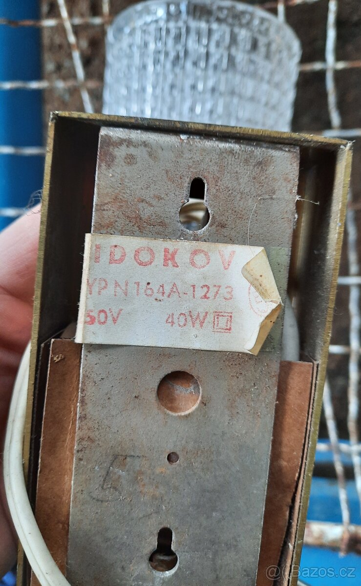 Stará kovová lampička na zeď se skleněným stínítkem - 6