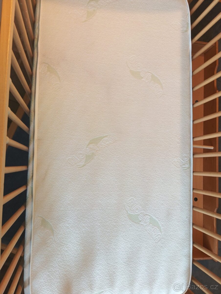 Masivní dřevěná postýlka - 6