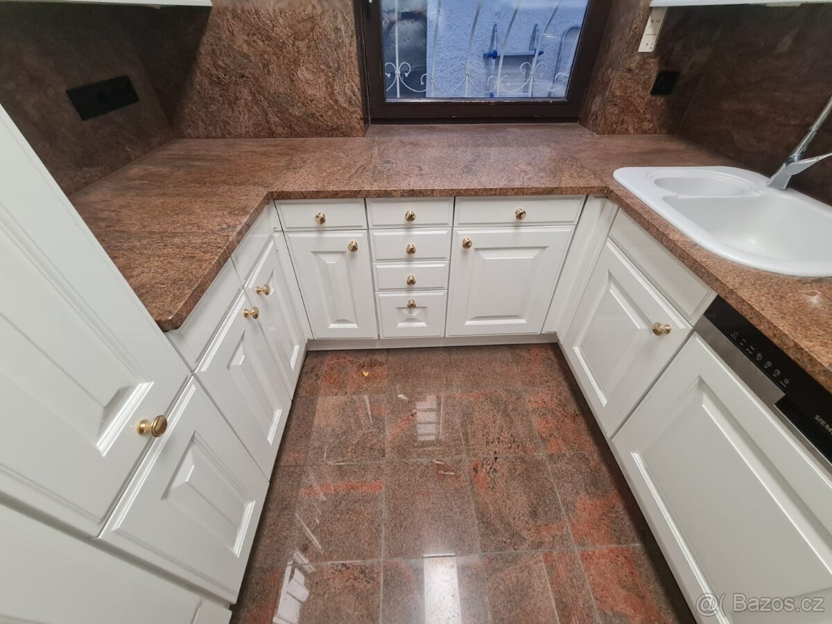 Krásná moderní kuchyňská linka se spořebiči - 6