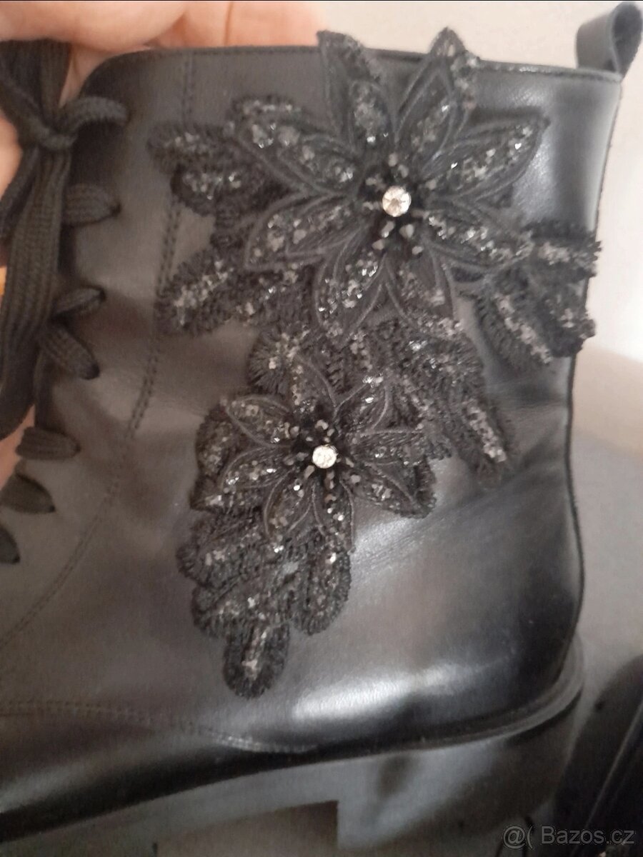 Prodám kožené kotníkové zimní boty s květinovou aplikaci - 6