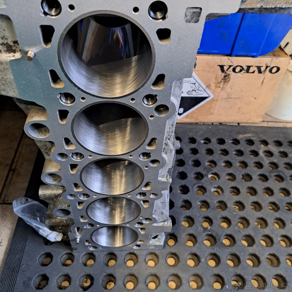 Volvo hlava motoru D5 136 kw - 6