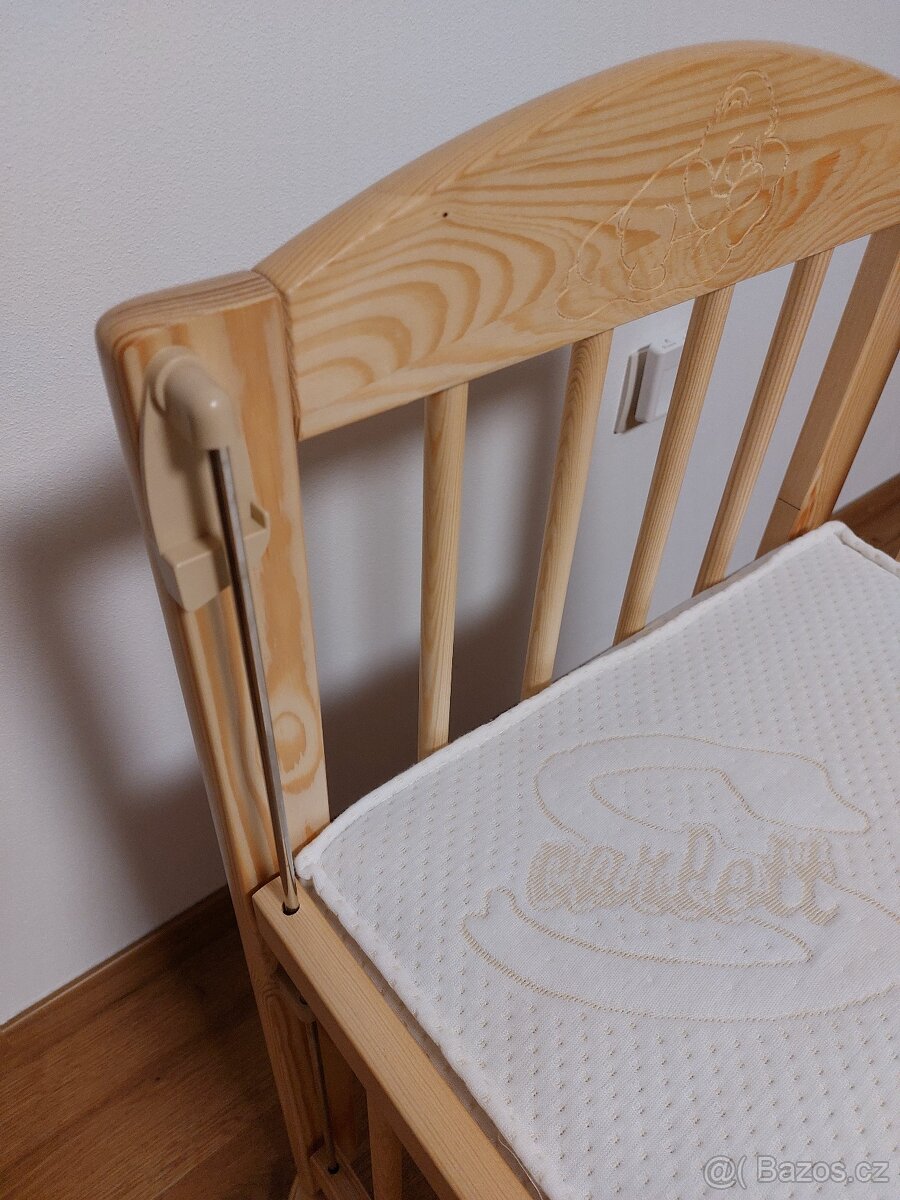 Dětská postýlka se stahovací bočnicí, matrací a kolečky - 6