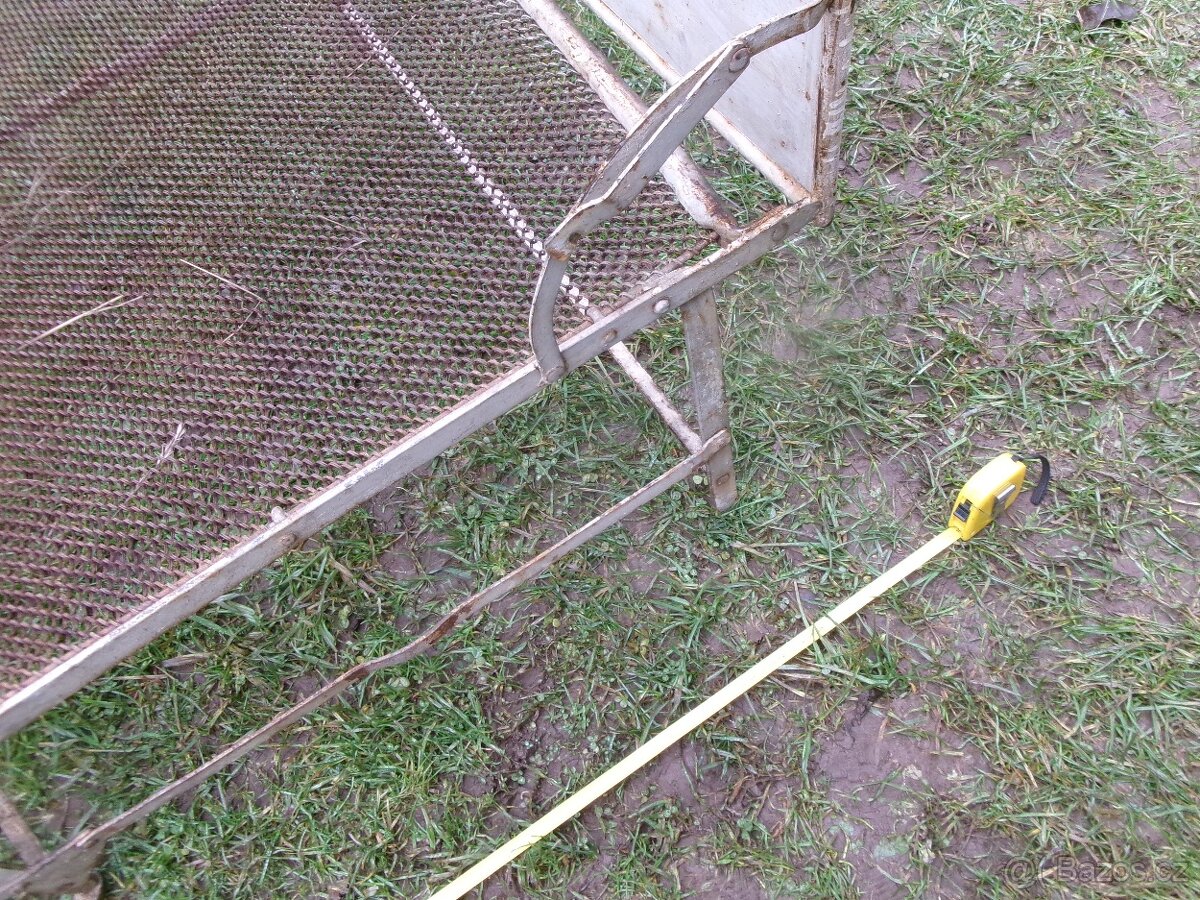 prodám starou kovovou skládací postel - rozměr š-85 cm, délk - 6