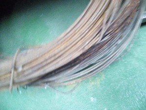 Kabel k míchačce, žárovky,dráty,sloupky,prkna trámky - 6