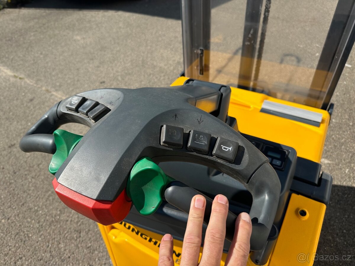 Vysokozdvižný vozík ruční Jungheinrich s přízdvihem 2t - 6