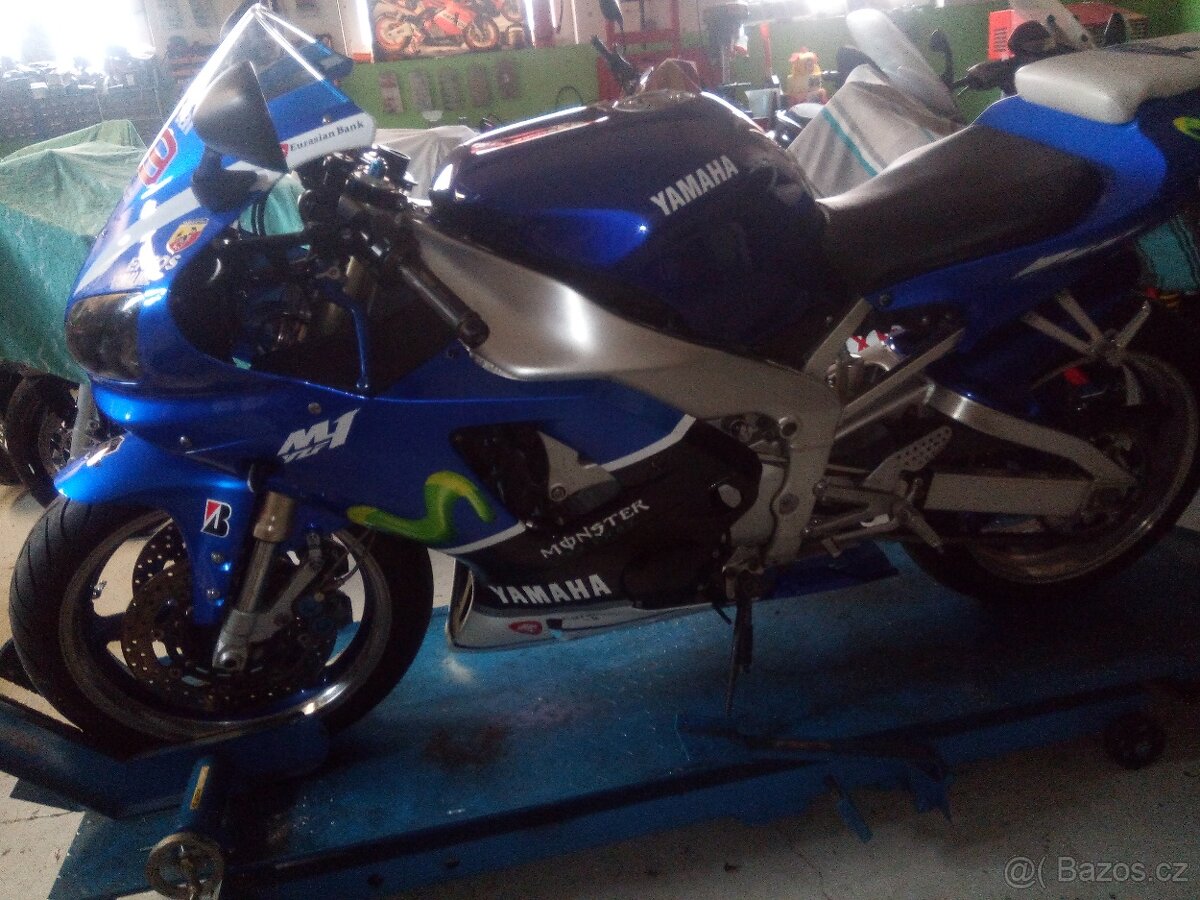 Yamaha R1 - 6