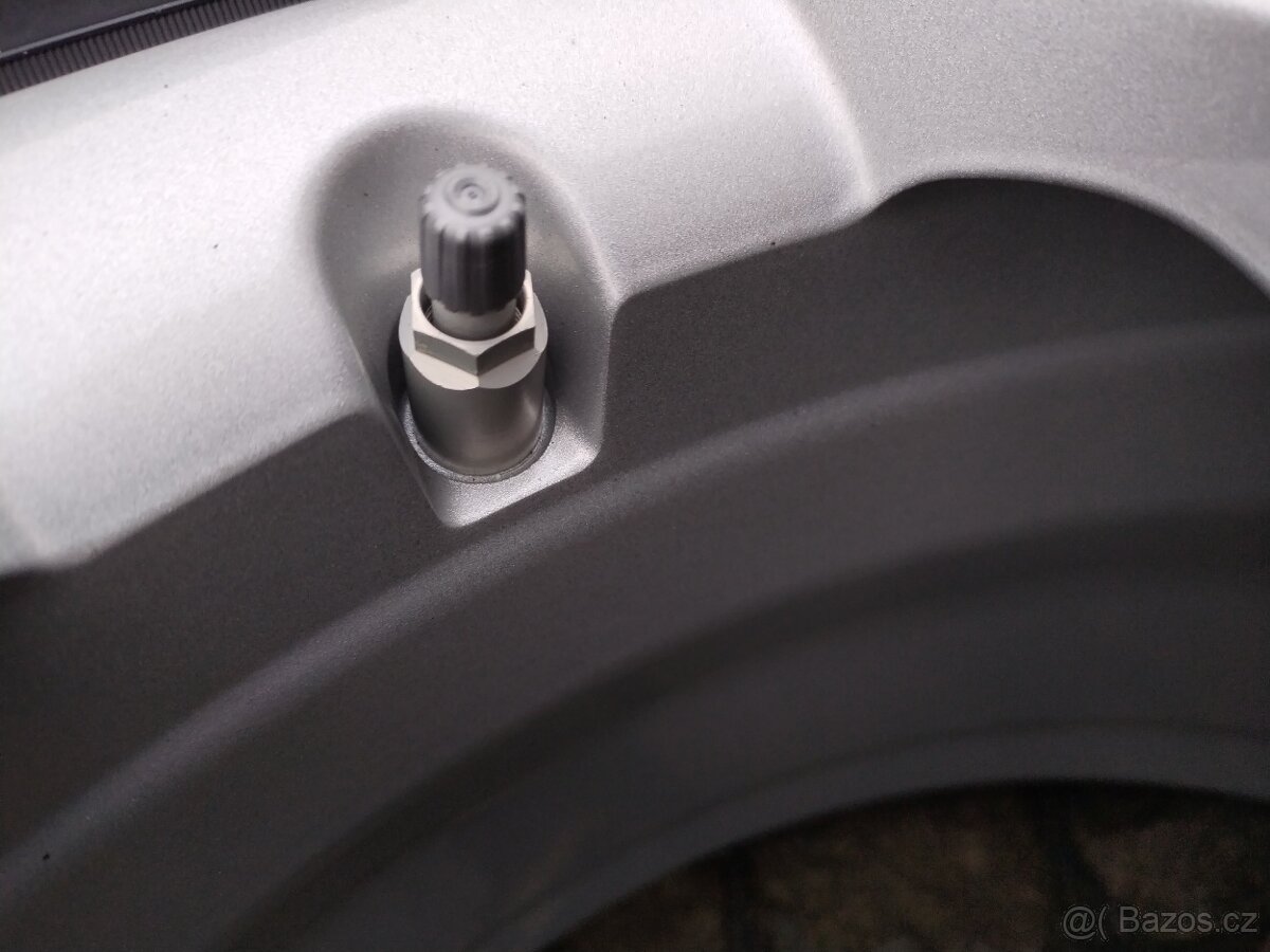 BMW X1 orig. al. disky 5x112 R17 + 225/55/17 zima - 6